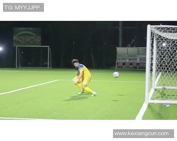 足球明星亲授射门技巧视频解析助你提升射门水平与比赛表现