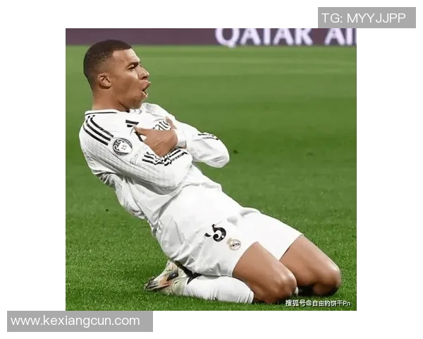 足球明星化身老者街头挑战球迷引发热议与欢笑